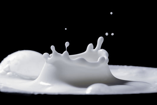 <img src="https://pixabay.com/ja/photos/ミルク-スプラッシュ-滴-4755234/" alt="真っ黒な背景の中でしぶきをあげる真っ白な液体ミルク">